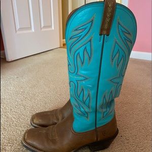 Size 8 Ariat cowboy boots